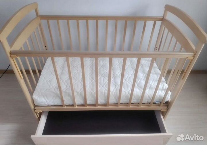 Кроватка детская с ящиком и маятником