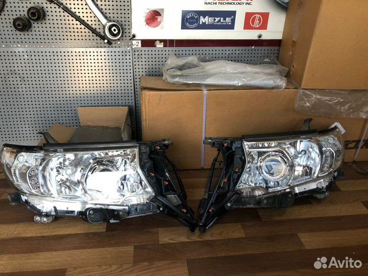 Фара галогеновая передняя правая Toyota Land