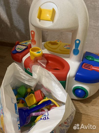 Детские игрушки и сиденье для купания babyton