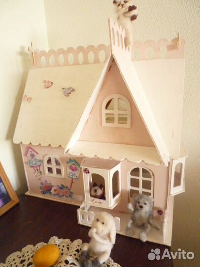Деревянный игрушечный домик