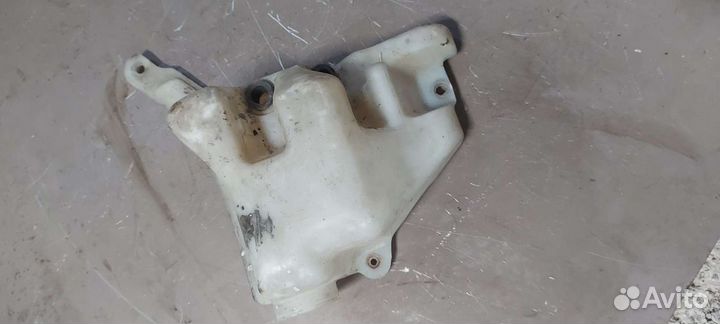 Бачок омывателя на Nissan Serena c23