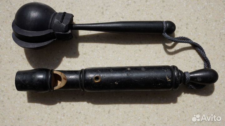 Старинный музыкальный набор из кастаньетов и дудки