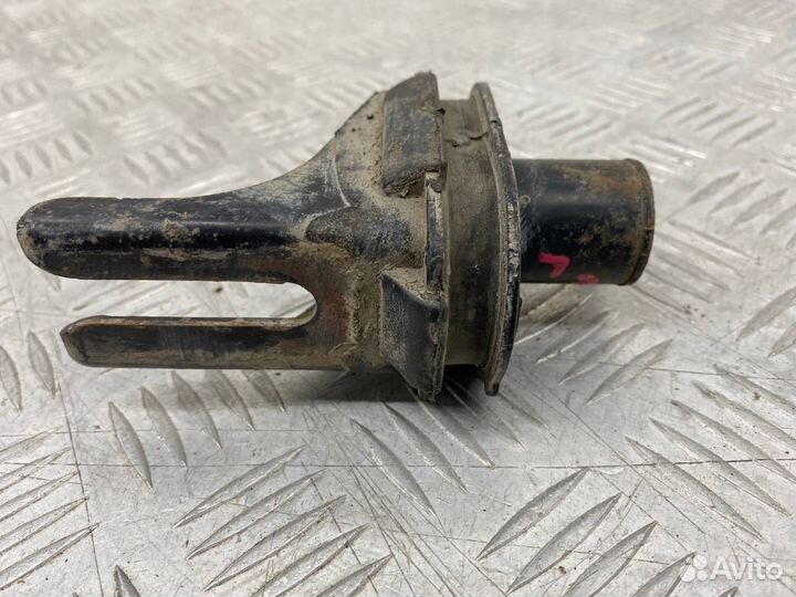 Б/У подушка подрамника (крепление балки) левый