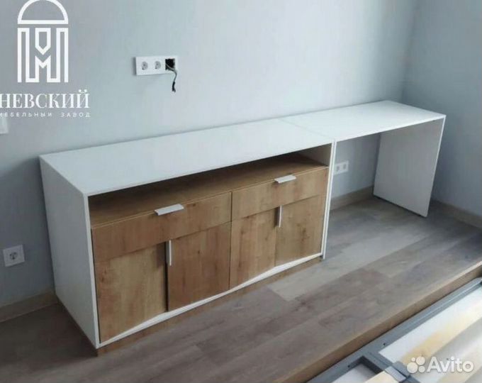 Рабочая зона и шкаф у окна