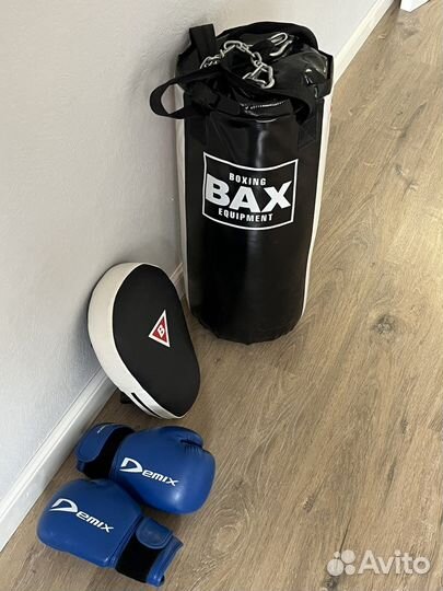 Боксерская груша и перчатки