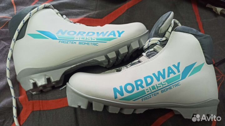 Лыжные ботинки для беговых лыж и палки