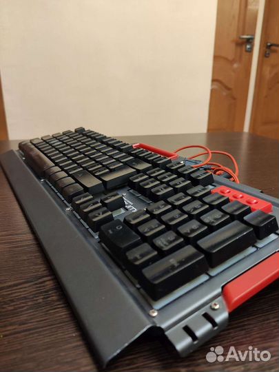 Клавиатура Qumo, c металлическим плейтом