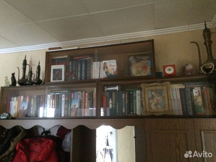 Полка для книг со стеклом навесная