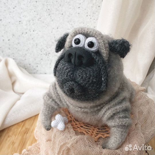 Собачка Мопс игрушка вязанная