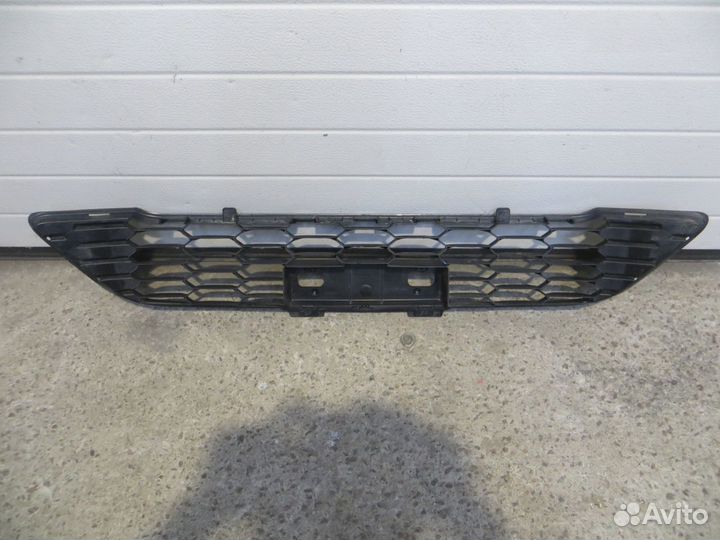 Toyota Hilux с 2018) Решетка в бампер центральная