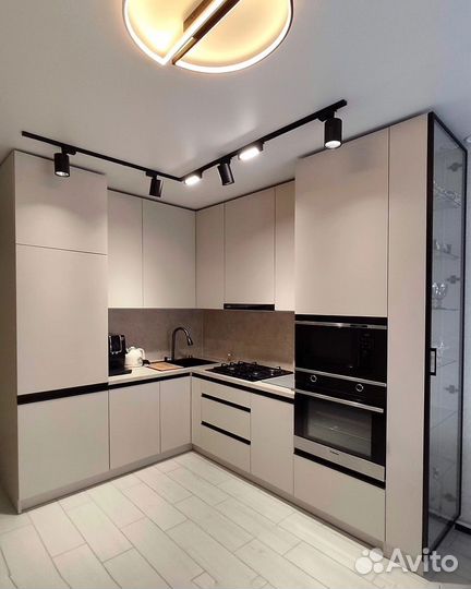 Кухонная мебель разные цвета фасадов