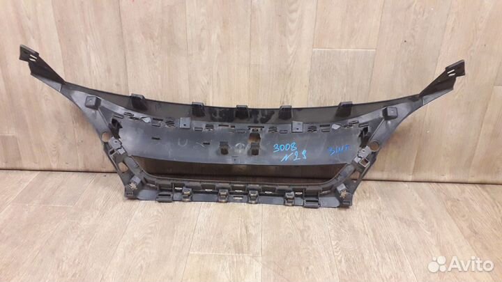 Кронштейн решетки радиатора Peugeot 3008 2020