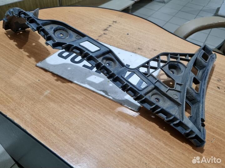 Крепление левое заднего бампера VW поло 2016 г