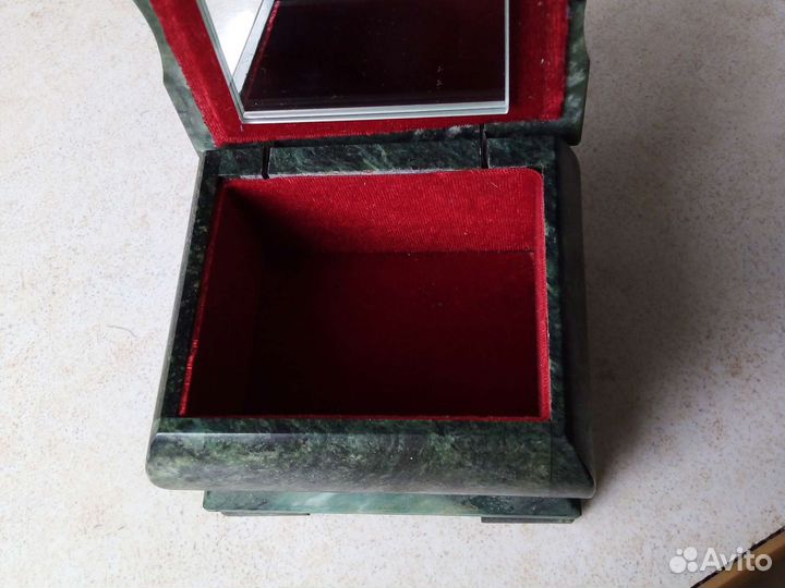 Шкатулка малохитовая