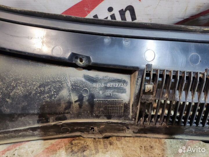 Решетка под лобовое стекло передняя Chevrolet Niva