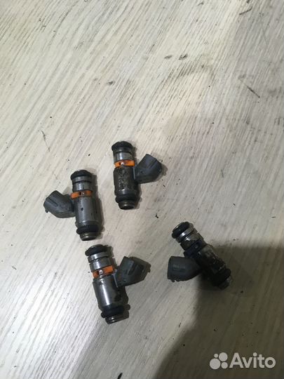 Форсунка топливная Фольксваген Гольф 4