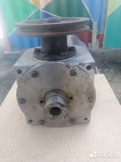 Угловой редуктор