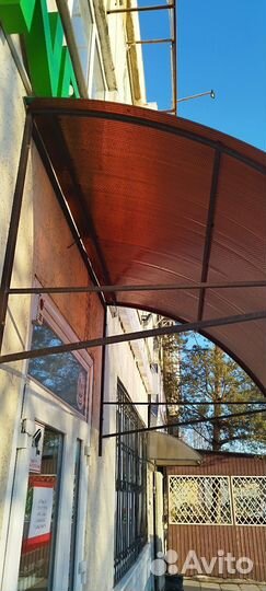 Козырек над крыльцом