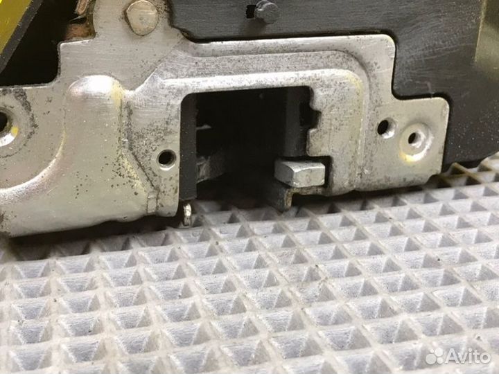 Замок двери передний правый Mercedes-Benz C-Class