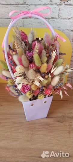 Кашпо-корзинка с сухоцветами, лавандой