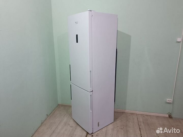 Холодильник Hotpoint-Ariston total no frost HF5200