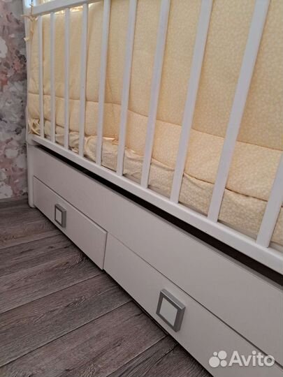 Детская кроватка с маятником