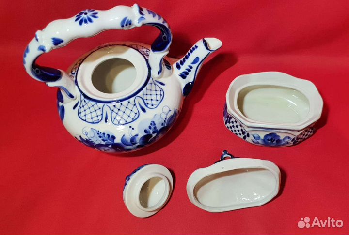 Чайник и шкатулка. Гжель