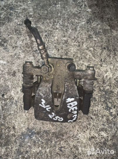 Суппорт задний левый Тойота Авенсис AZT250