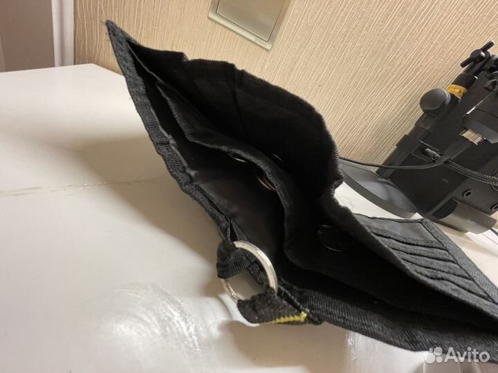 Кошелек забитый монетами