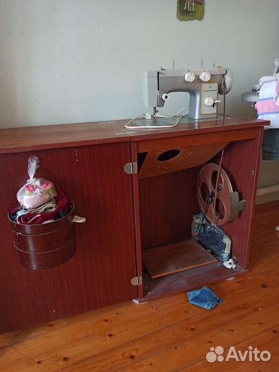 Швейная машинка Чайка 142М
