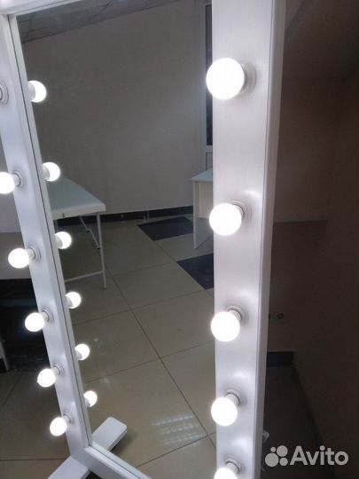 Зеркало с лампочками макияжное