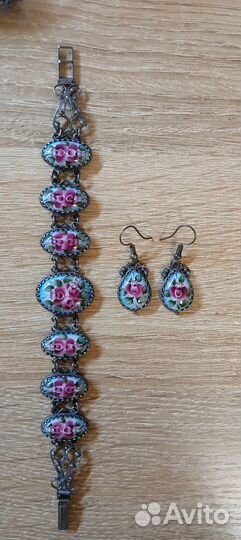 Финифть браслет и серьги розы на голубом фоне