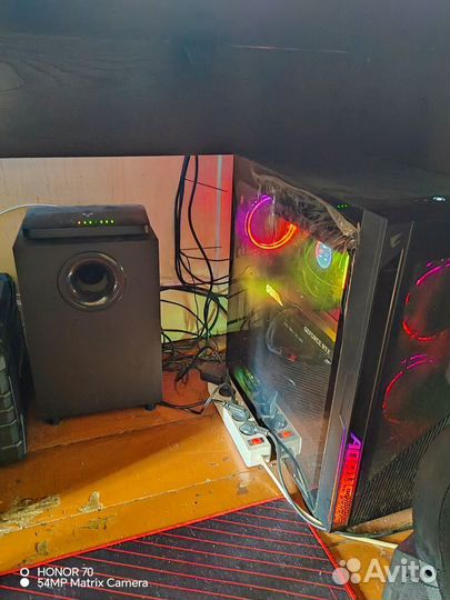 Игровой компьютер с монитором и клавиатурой