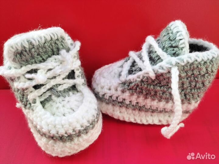 Вязаные пинетки кеды