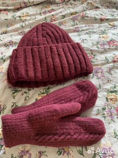 Зимние шапка и варежки женские