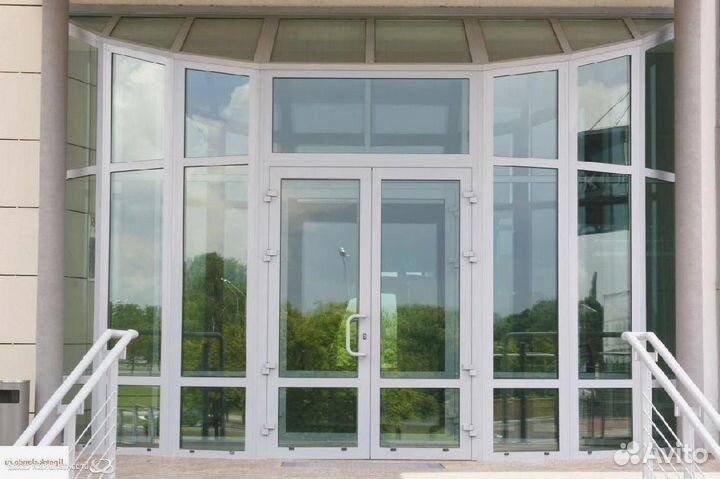 Пластиковые двери со стеклом