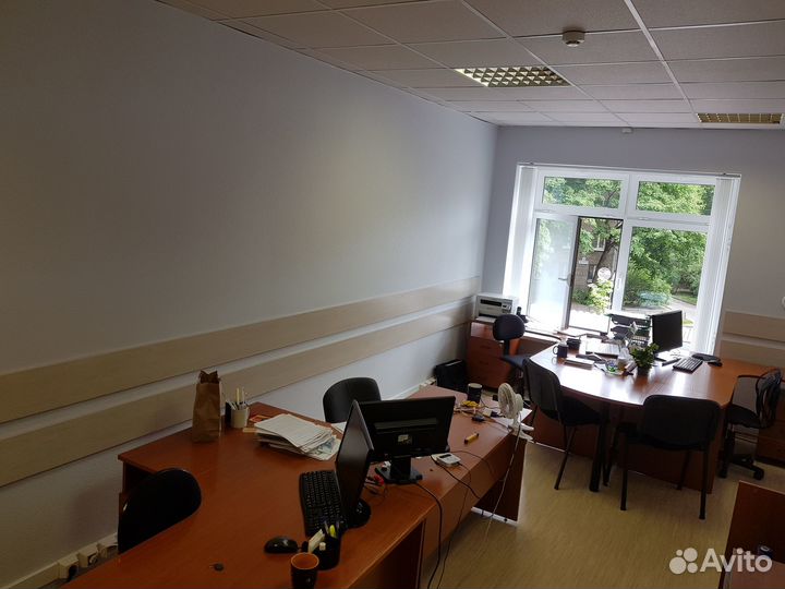 Мебель для офиса: 4 стола, 4 тумбы, комод и полки