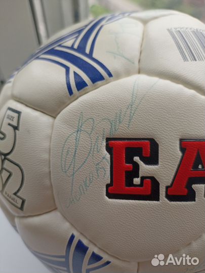 Футбольный мяч с автографами сборной России