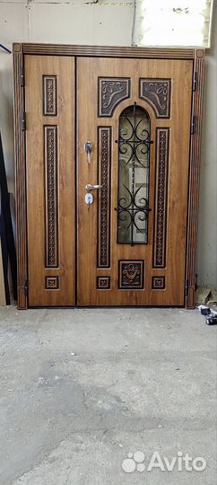 Дверь уличная с ковкой и стеклопакетом