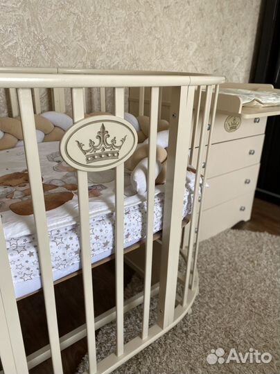 Детская кроватка с маятником круглая