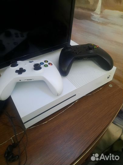 Xbox One s 2 геймпада 1tb