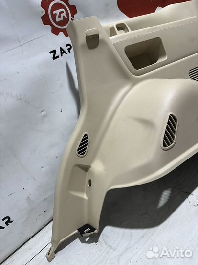 Lexus LX570 Обшивка багажника правая