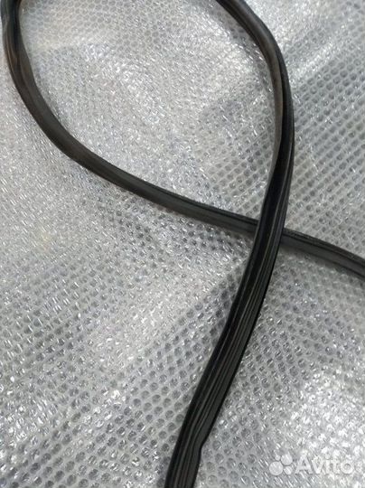 Уплотнитель стекла двери задний Mercedes-Benz