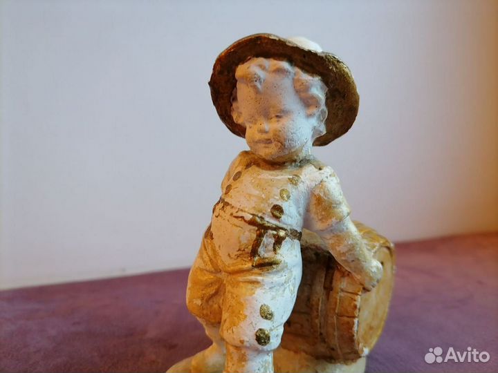 Статуэтка антикварная мальчик Zsolnay Венгрия