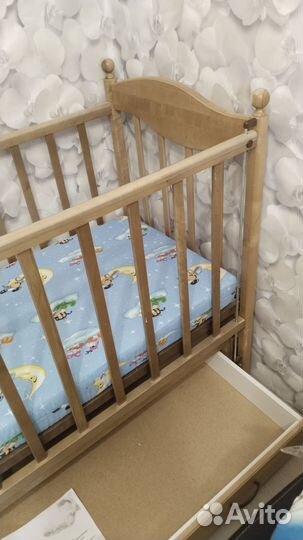 Кроватка с маятником, ящиком для белья и матрасом