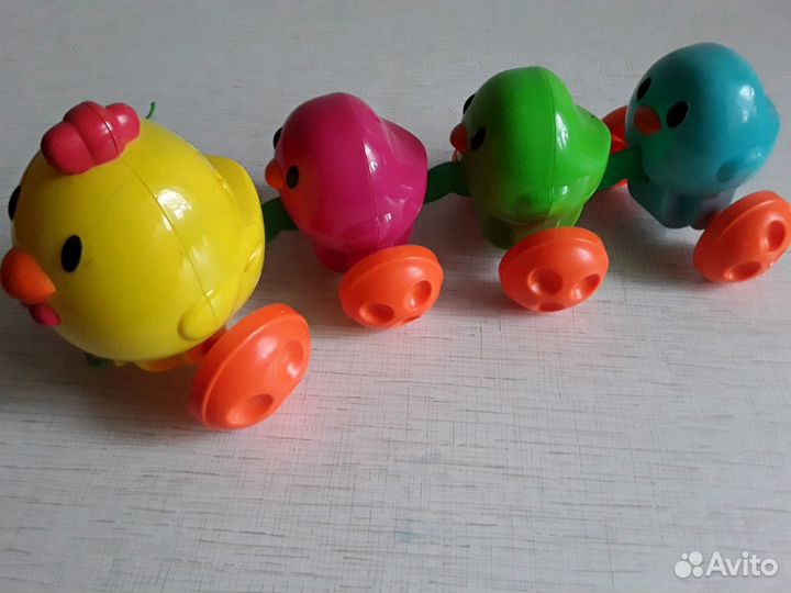 Курочка с цыплятами на колесиках