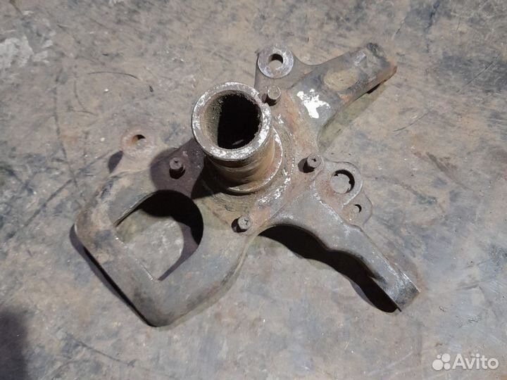 Поворотный кулак правый под абс Паджеро 2