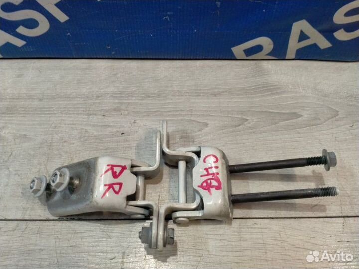 Петля двери задняя правая Toyota Chaser GX100 1GFE