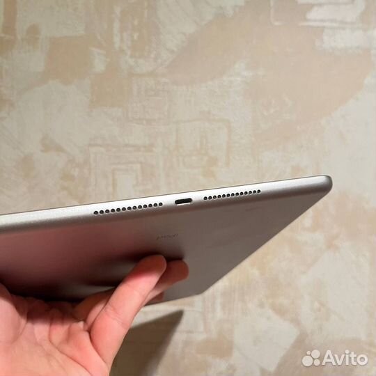 Планшет Apple iPad (5-го поколения) (2017)