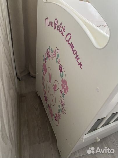 Детская кроватка с маятником и ящиком